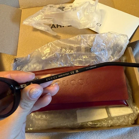 Gg1680s Gucci Black Oval Sunglasses with Burgundy Case  display picture 2